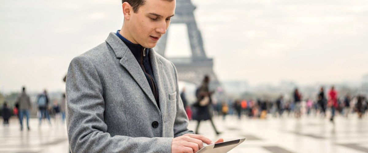 uomo d'affari consulta il tablet sullo sfondo della tour eiffel