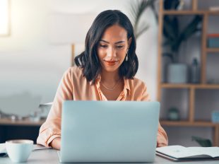 giovane donna impegnata a scrivere appunti al computer