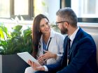 dottoressa si confronta con consulente alla sicurezza