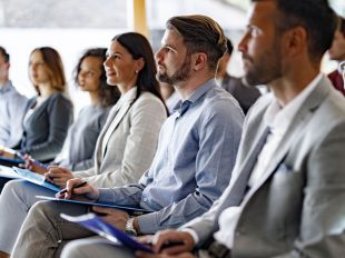 gruppo di consulenti assiste a un meeting