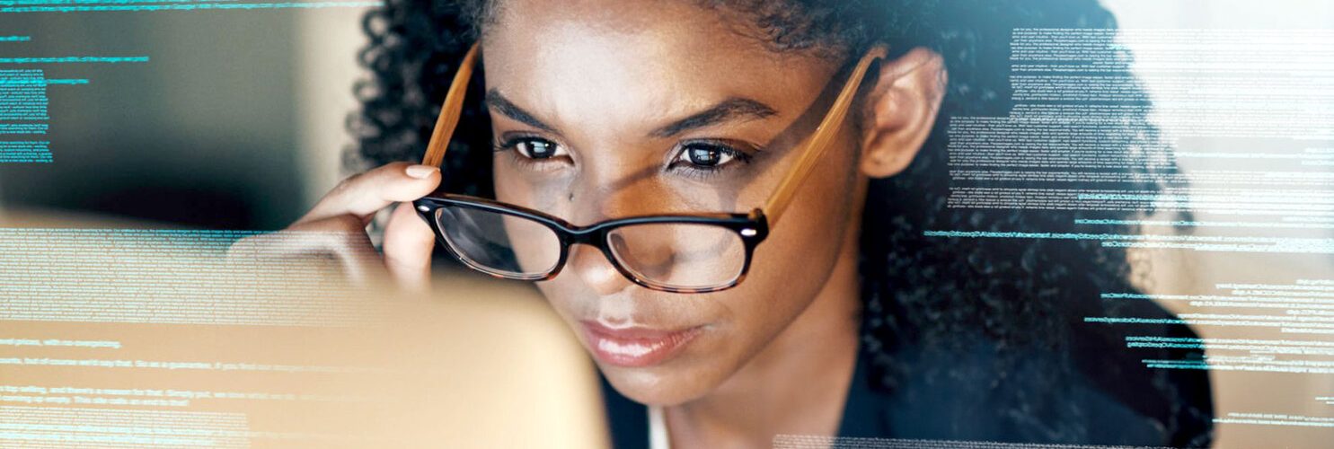 ragazza con occhiali osserva schermo laptop